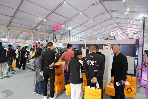 颠覆传统！正威机械无腰线纸袋机惊艳龙港印展，引领绿色智造新范式